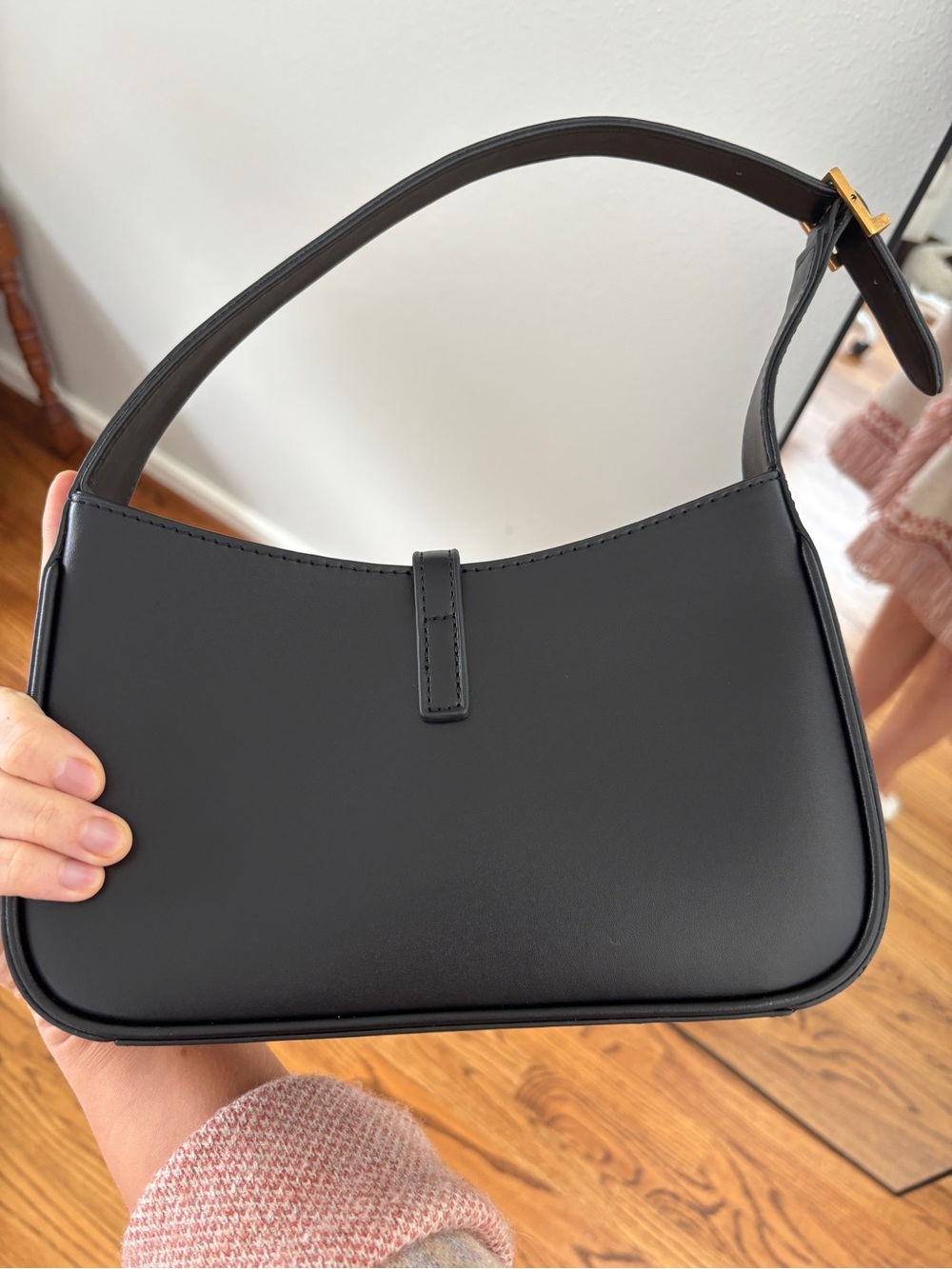 Classic Black Designer Shoulder Bag with Gold Accent - Picture 7 of 8